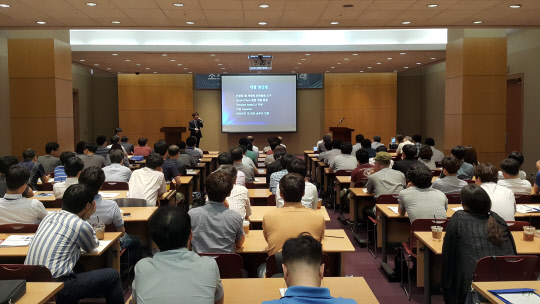 인스웨이브시스템즈는 모바일 및 웹 개발 전문 콘퍼런스인 데브콘(Devcon)2016에 참가했다고 28일 밝혔다. 김낙천 인스웨이브 차장이 발표하고 있다.  인스웨이브시스템즈 제공